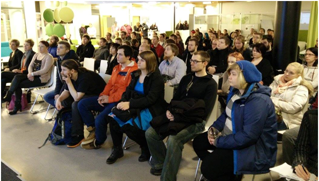 ”Tikot” kuuntelevat esitystä projektin kick-offissa.