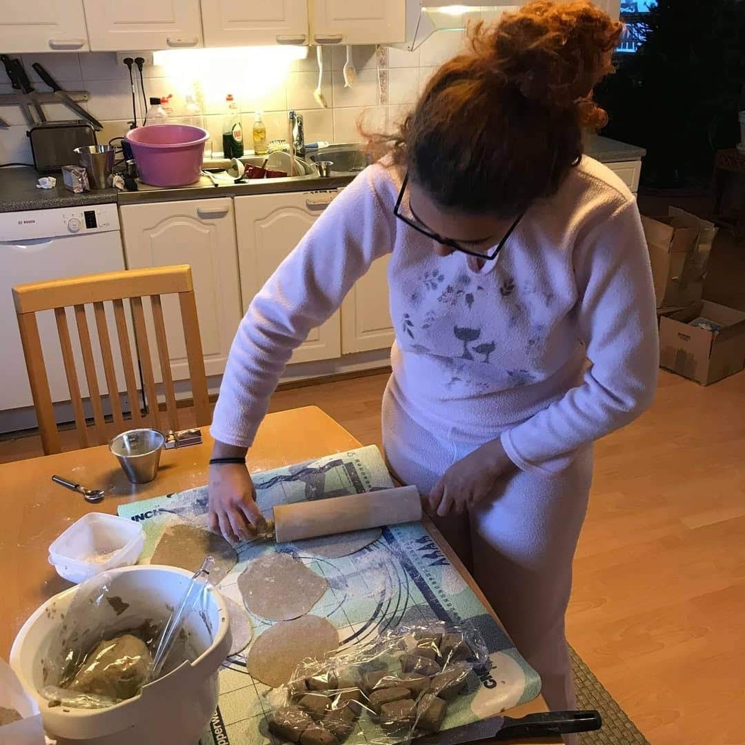 Raysa making Karelian pies.