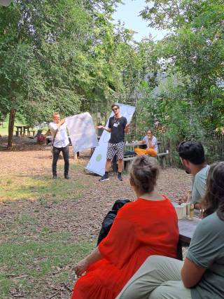 Mikael ja Anders esittävät ajatuksiaan siitä, mikä vaikuttaa kuluttajien asenteisiin ja ruokakäyttäytymiseen. 