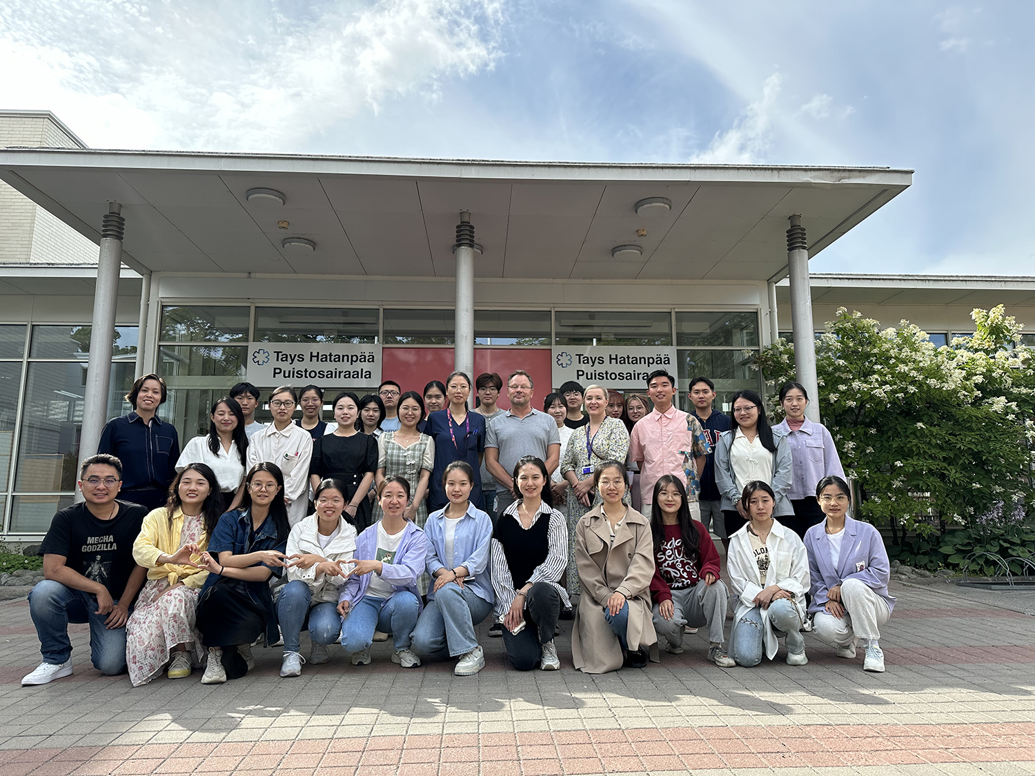 Chinese student group in front of Hatanpää Park Hospital.