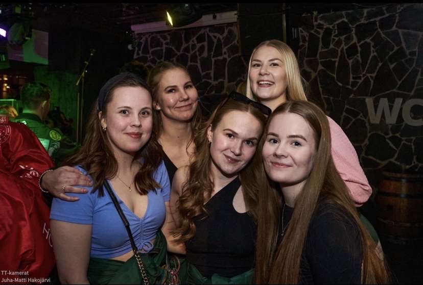 Viisi opiskelijakaverusta Kolmiot-tapahtumasssa.