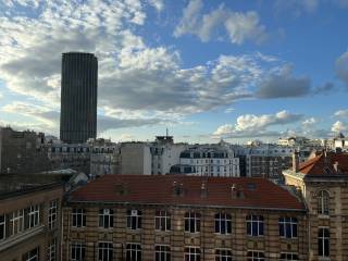 You can see La Tour Eiffel and the Montparnasse Tower from classroom!