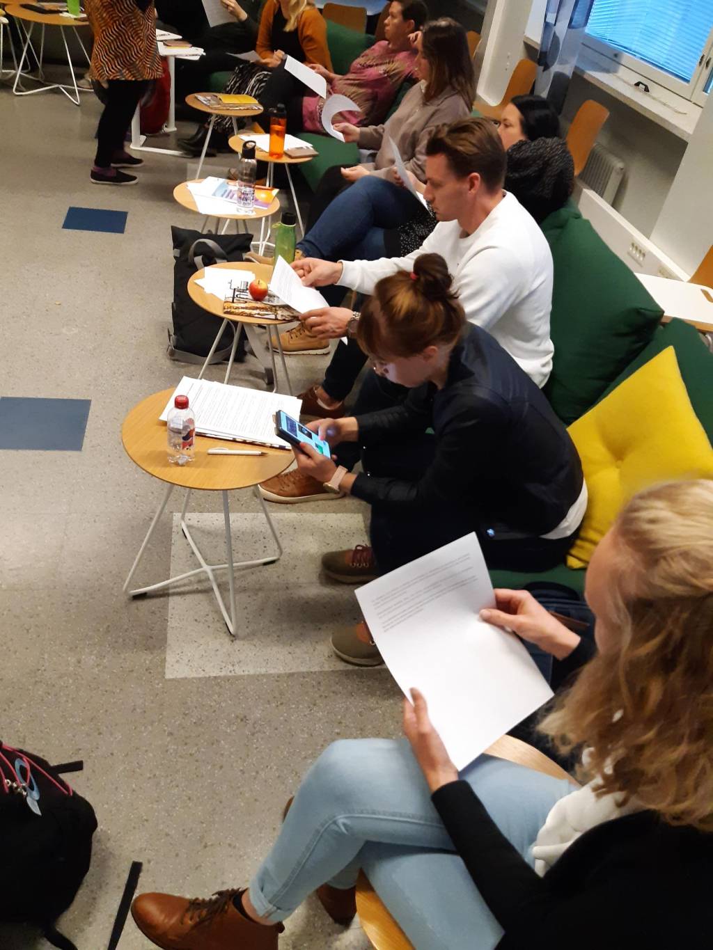 Ihmisiä luokkahuoneessa. Kuva Taidot elämään -koulutuksesta.