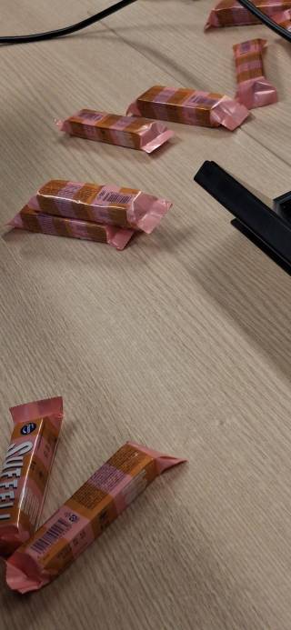 Suklaapatukoita pöydällä.