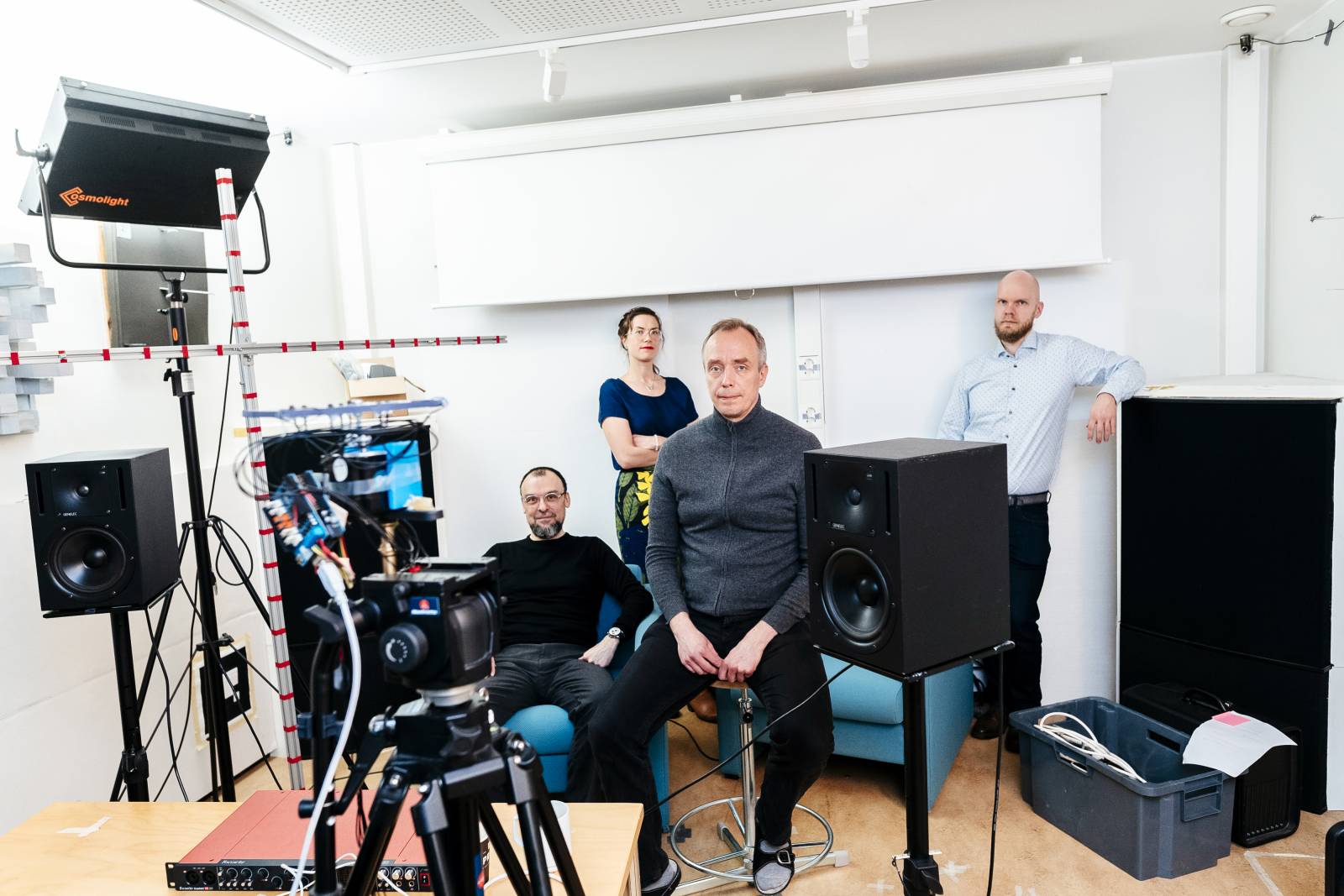 Tuomas Virtanen, Frank Emmert-Streib, Maija Hirvonen ja Okko Räsänen, äänilabrassa Tietotalossa, Hervannassa 27.5.2021