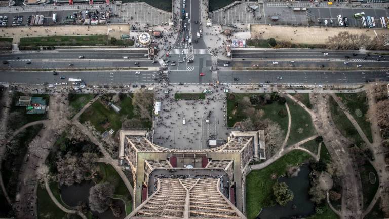 Liikenteen vilinää Eiffel-tornin juurella.