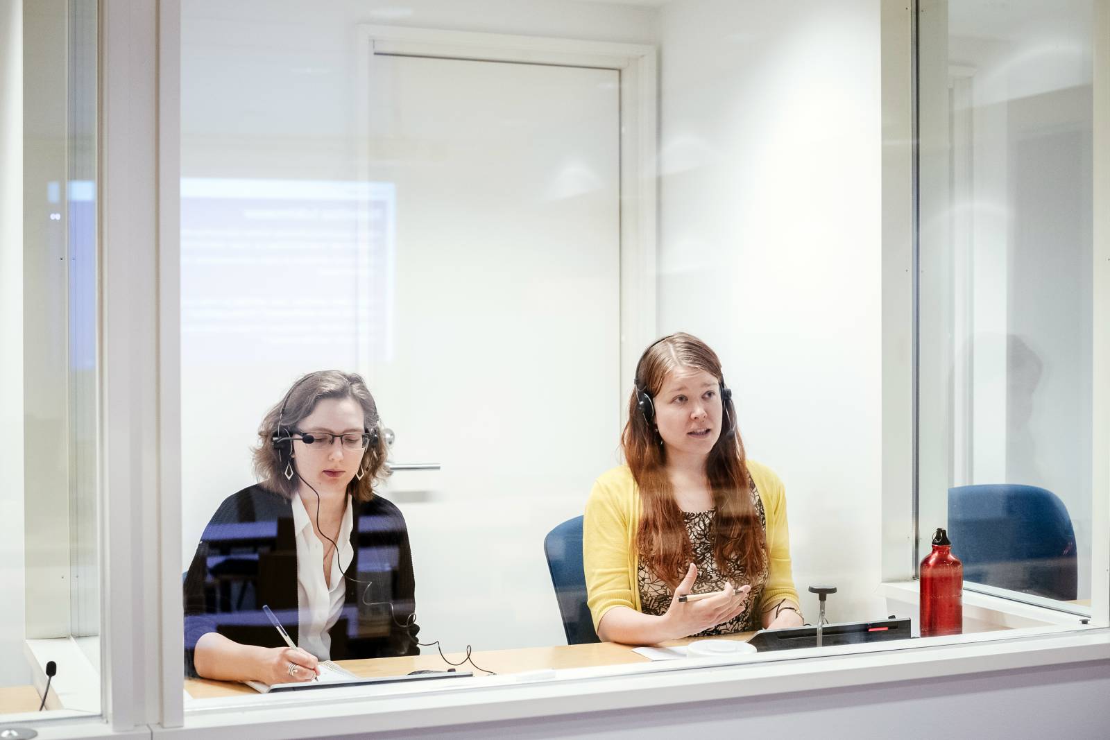 Mila Lahdenpohja ja Niina Ollanketo tulkkaamassa Tampereen yliopistolla 26. toukokuuta 2021, kuva: Antti Yrjönen
