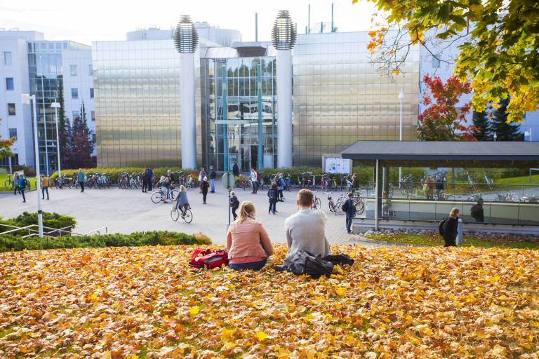 Tulevia t'hdellisiä tutkijoita Tampereen yliopiston pihassa