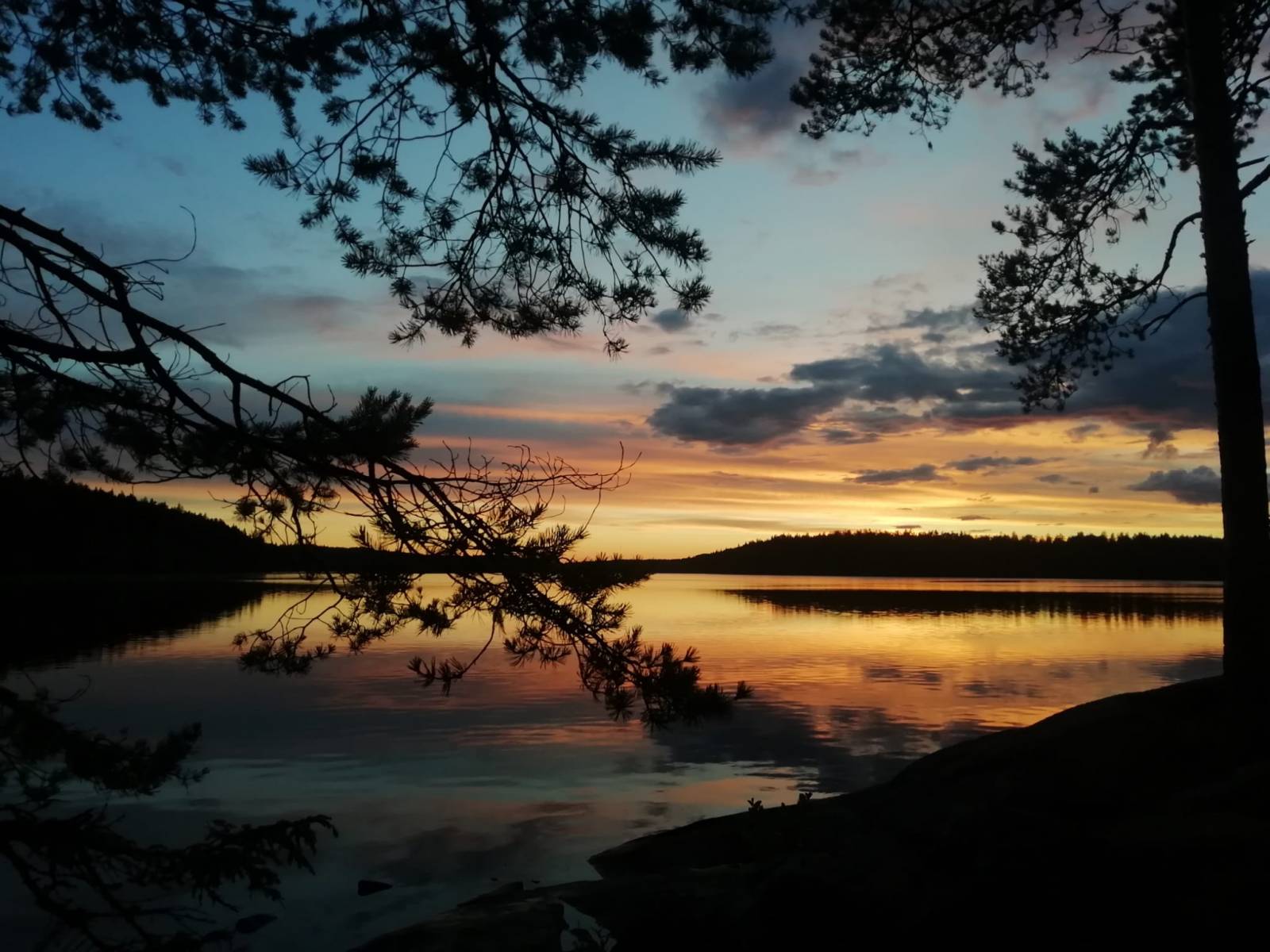 A picture of a sunset by a lake
