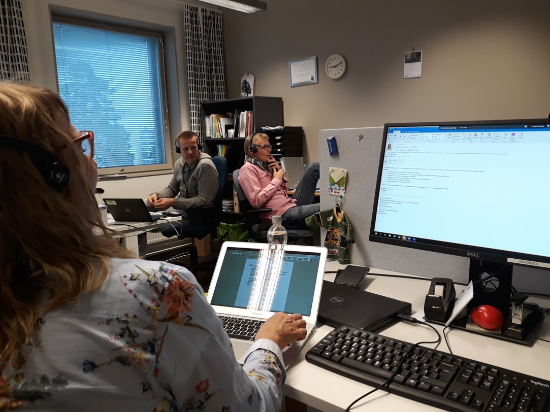 Työhuoneessa kirjoittajat Annukka Tapani ja Ari Jussila. Kuvassa myös Jiri Vilppola