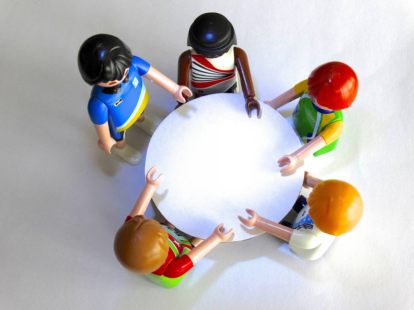 Playmobil-hahmot pöydän ympärillä