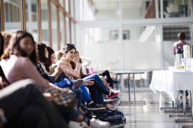 Opiskelijat istumassa keskustakampuksen käytävällä