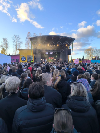 Robin performing on stage