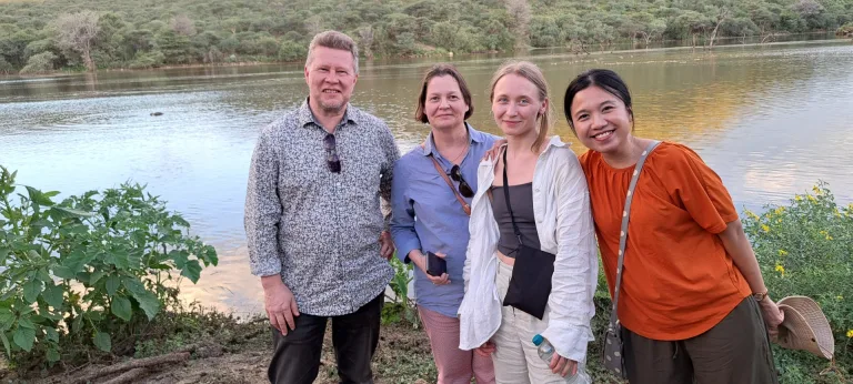 Kuvassa Mika Kautonen, Silja Kostia, Sonja Tiitola ja Ayu Pratiwi (Turun yliopisto), taustalla Gustavo, virtahepo.