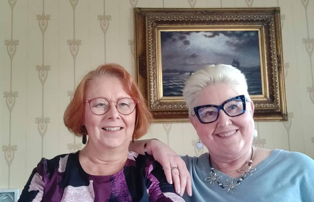 Kuvassa Tuula Andersson (vas.) ja Kirsi Manelius Vaihmalan hovin viehättävässä ruokasalissa