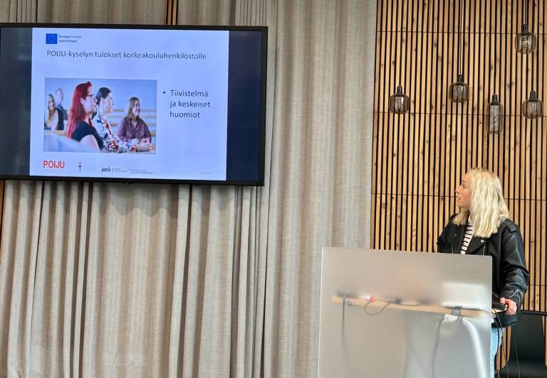 POIJU-hankkeen JAMK:n projektipäällikkö Iida Pasanen esittelemässä kyselyn tuloksia.