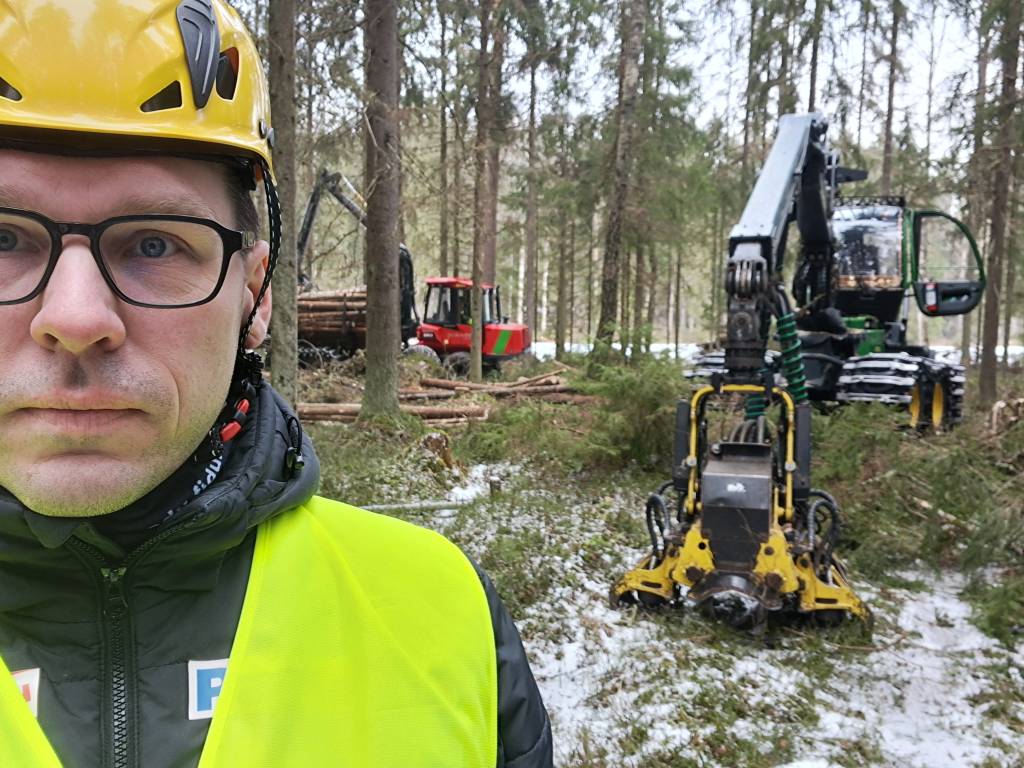 Tuomas Mäki-Ontto seuraamassa harjoittelua WinNovan metsäopetuksessa
