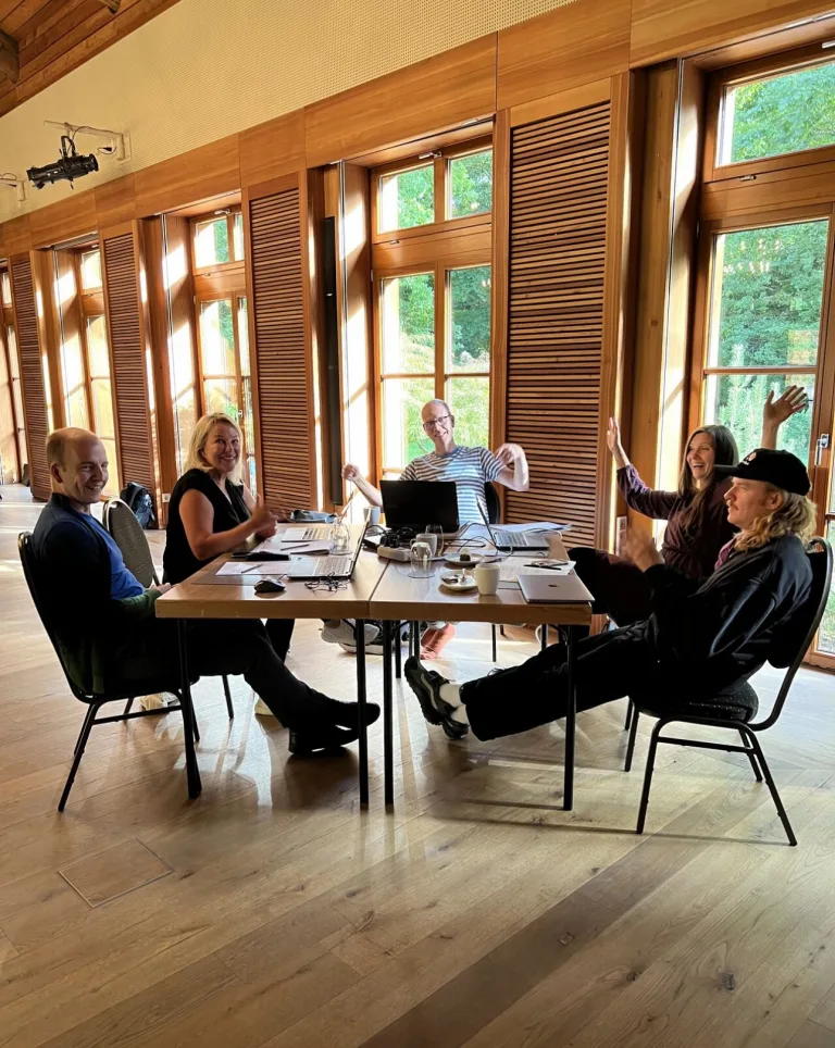Ryhmätyöskentelyä Henri Hansen, Marie Björck, Jesper Juul, Maria Salomaa ja Fabian Babenhoff.