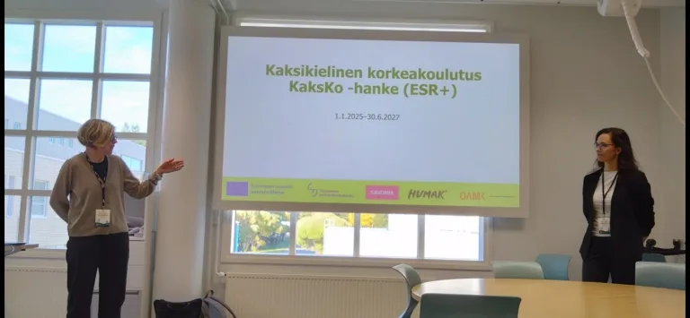 Eija Lähteenmäki ja Annina Korpela pitävät esitystä KaksKo-hankkeesta Kielten ja viestinnän opettajien päivillä.