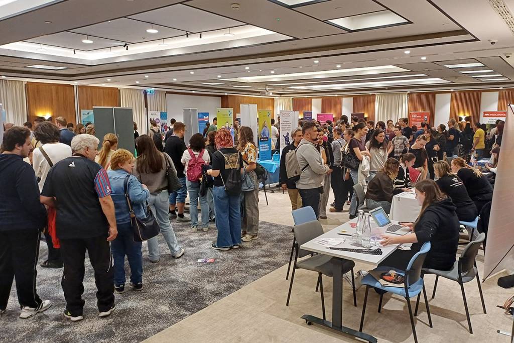 Messuhyörinää Budapestissa konferenssitilassa. 