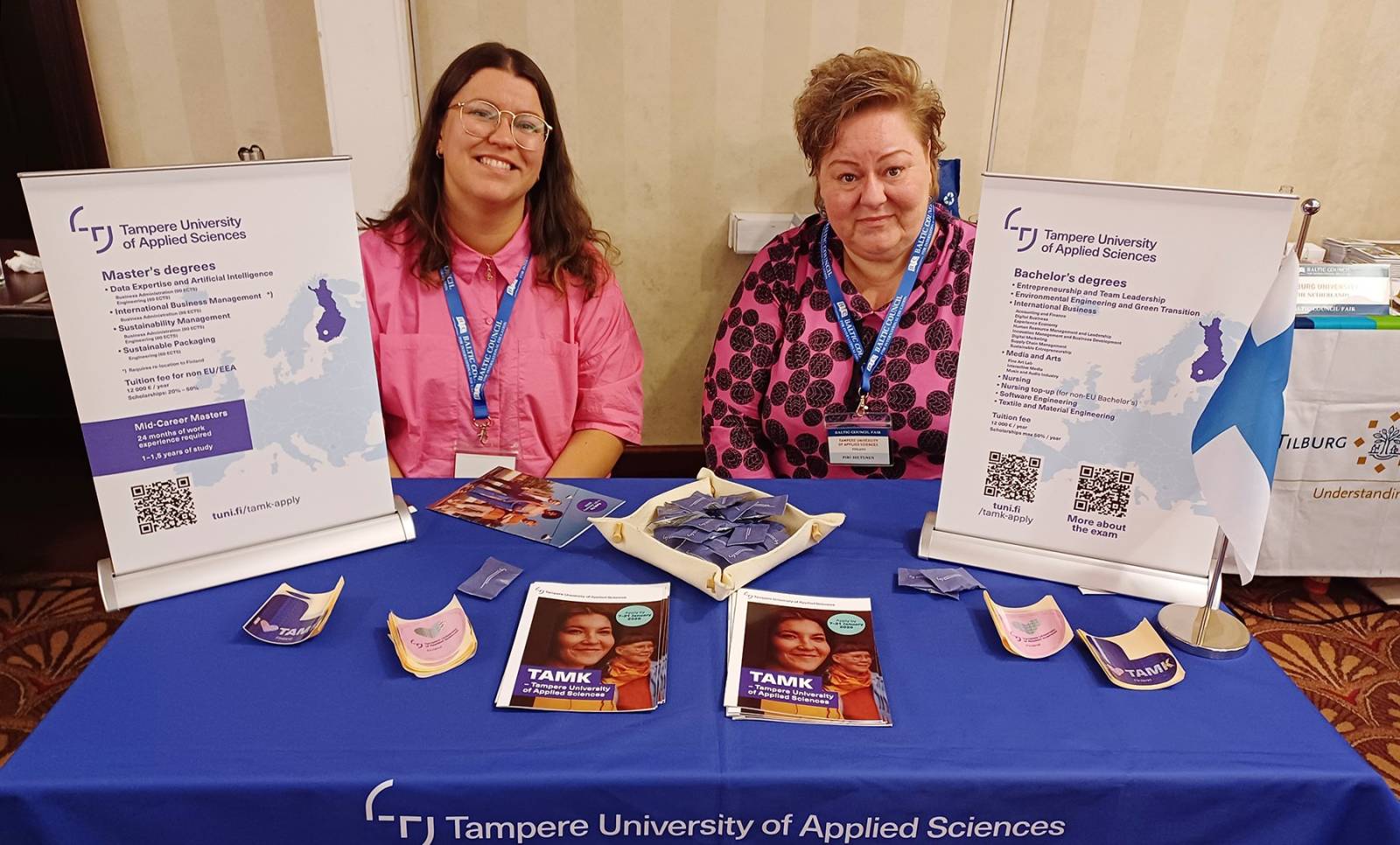 Emmi Hynninen ja Piri Hiltunen TAMKin messuständillä Bratislavassa.