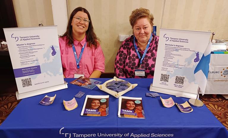 Emmi Hynninen ja Piri Hiltunen TAMKin messuständillä Bratislavassa.