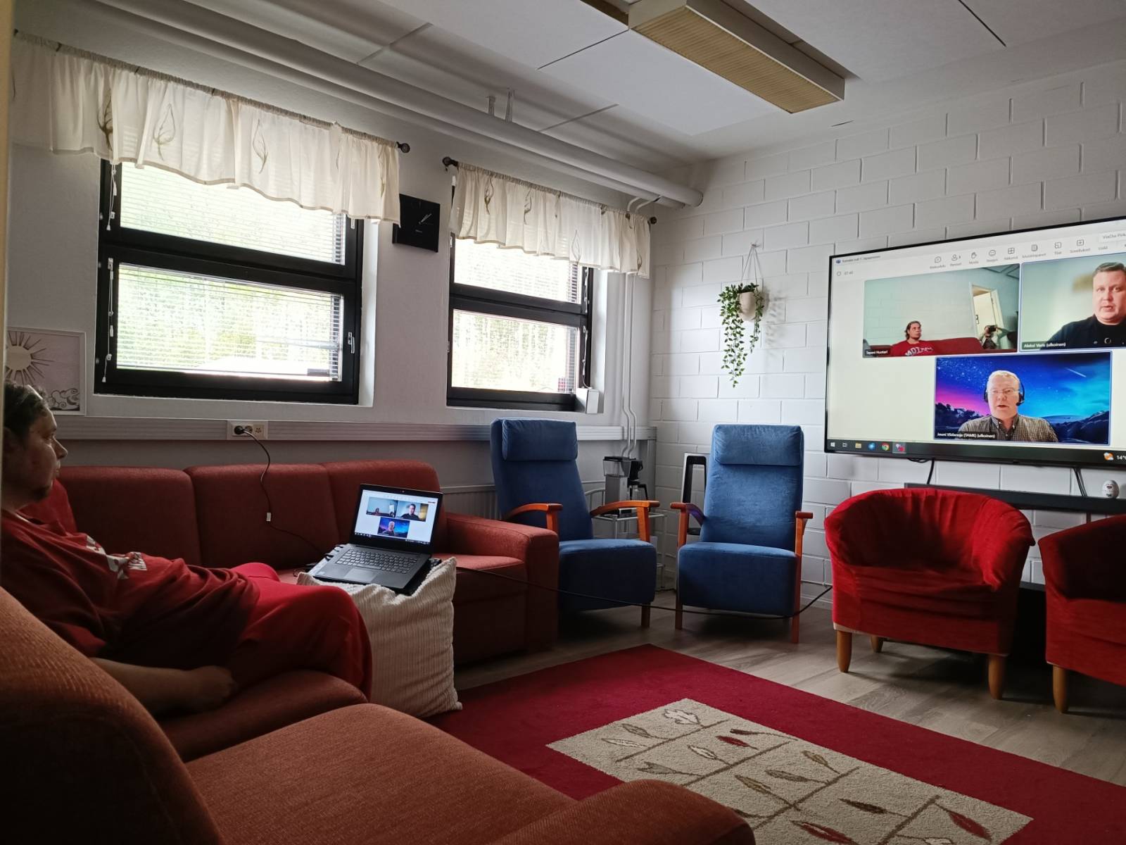 Kamalat isät -verkkovertaisryhmän etätehtävien tekeminen käynnissä