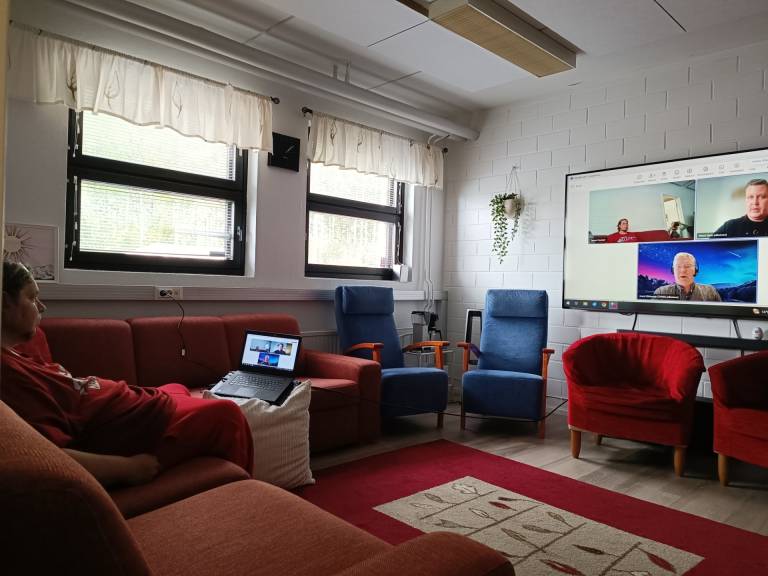 Kamalat isät -verkkovertaisryhmän etätehtävien tekeminen käynnissä