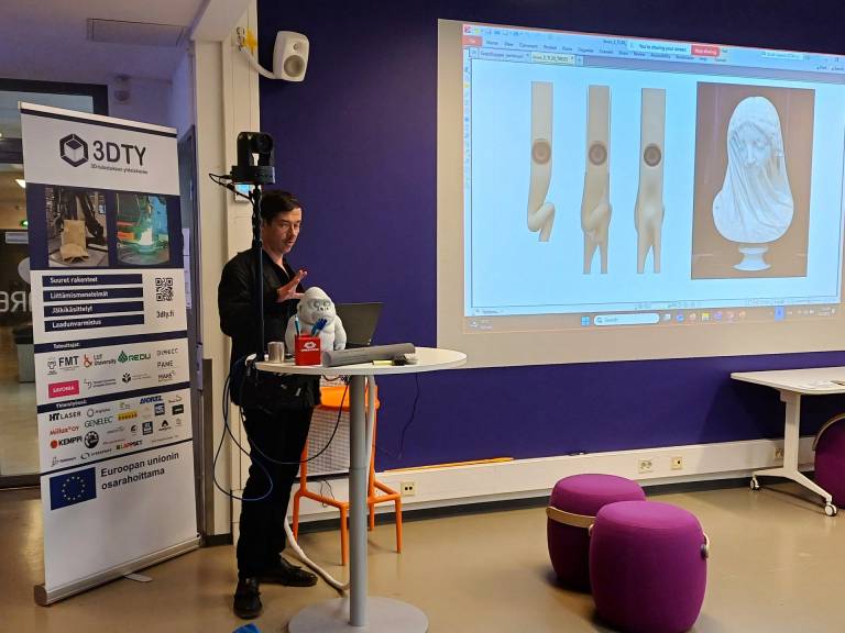 Jesse Pietilä esiintymässä 3DTY Grasshopper- ja dataseminaarissa