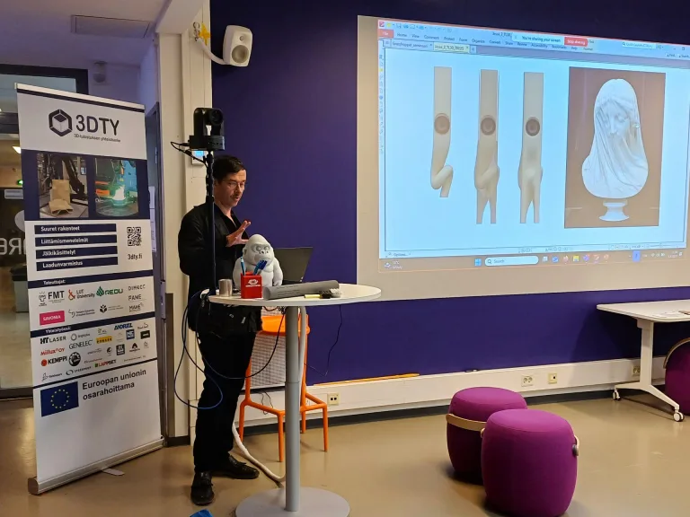 Jesse Pietilä pitää seminaaripuheenvuoroa 3D-tulostamisesta.