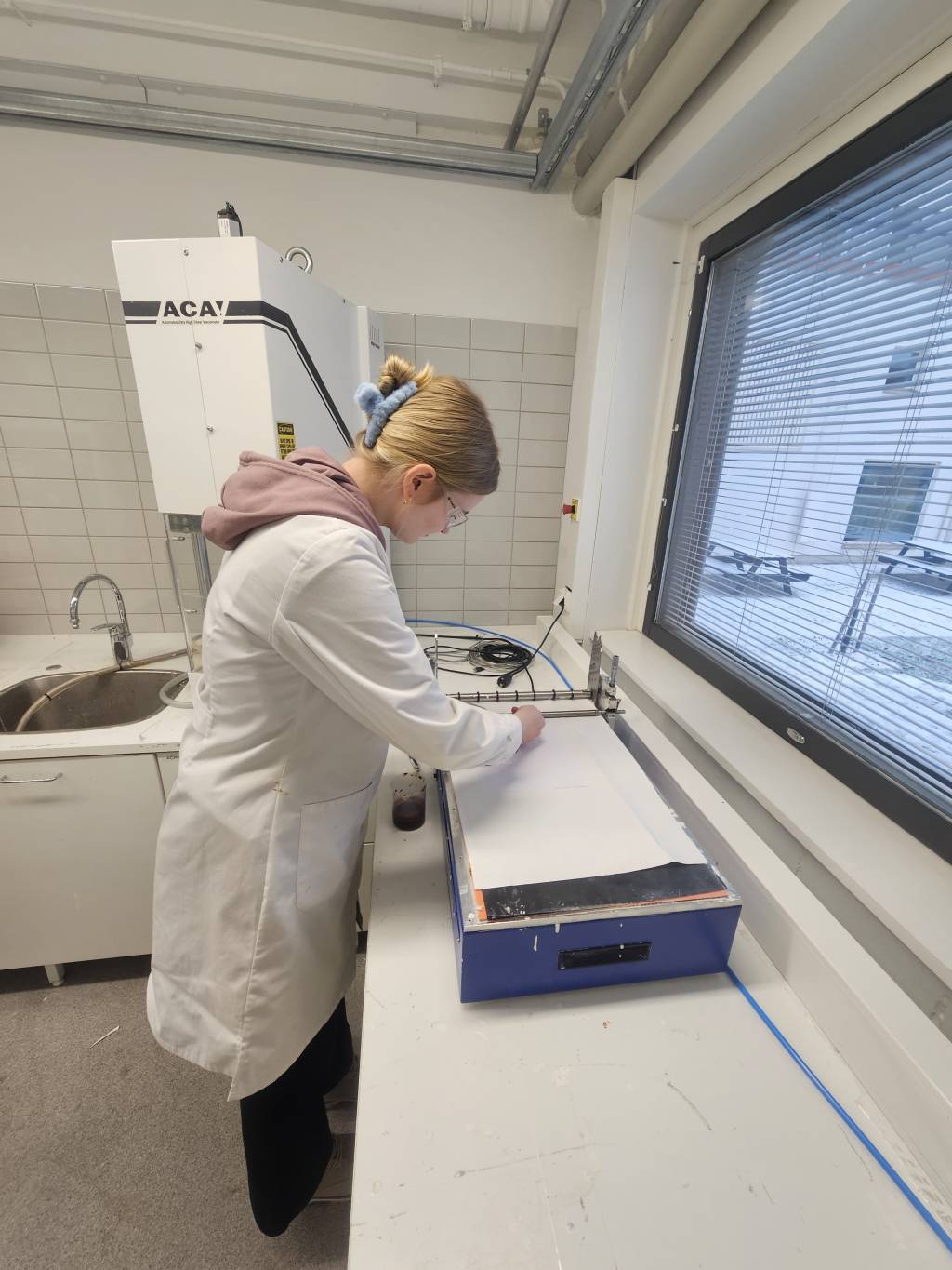 Biopohjaisten materiaalien testaus käynnissä. Anniina tekee päällystystä TAMKin laboratoriossa.