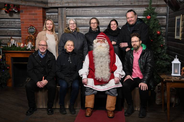 Entä Kolmen ammattikorkeakoulun MERIT-asiantuntijoita tapaamassa Joulupukkia