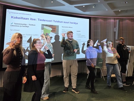 Paperilennokkien ensilennot. (Kuvaaja: Sampo Saari)