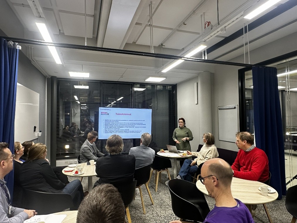Sprint Pirkanmaa loppuhuipennus TAMKilla 03.12.2025 alkoi toimeksiantajien aamukahvilla ja Tutta Tanttarin lyhyellä breafillä
