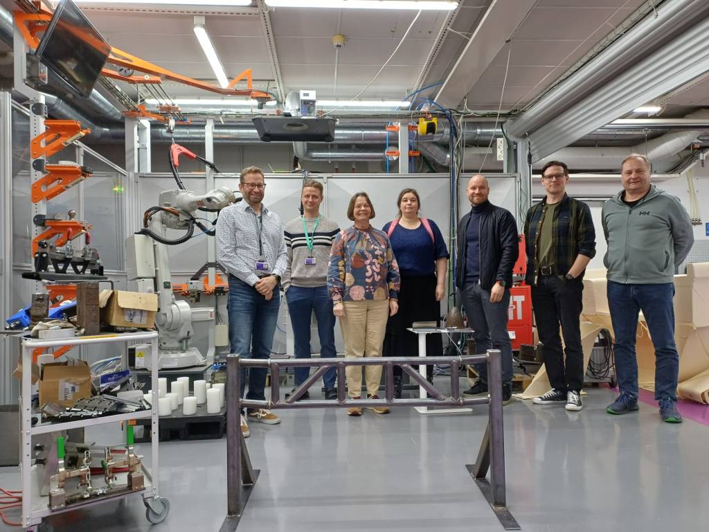 Vasemmalta oikealle Mikko Ukonaho, Juuso Huhtiniemi, Silja Kostia ja Katri Salminen TAMKista ja Eero Aarresola, Petrus Syvänperä ja Matti Kurki JAMKista. Kuva: Heikki Yli-Rämi.