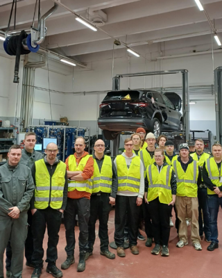 TAMKin opiskelijat ja henkilökunta Škoda Brand Store Tampereella auton korkeajännitejärjestelmän turvallisessa purkamisessa (Kuva: Kalle Mätäsjärvi, Škoda Brand Store)