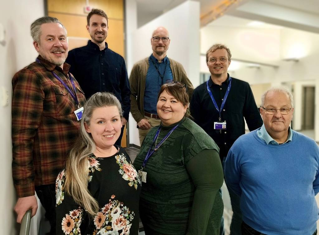 Kuvassa vasemmalta oikealle: Ville Palkinen, Sampo Saari, Sami Suhonen, Henri Annala (takarivi), Leena Katto, Sanna Brauer ja Matti Ruippo (eturivi). (Kuvaaja:  Liisa Marttila)