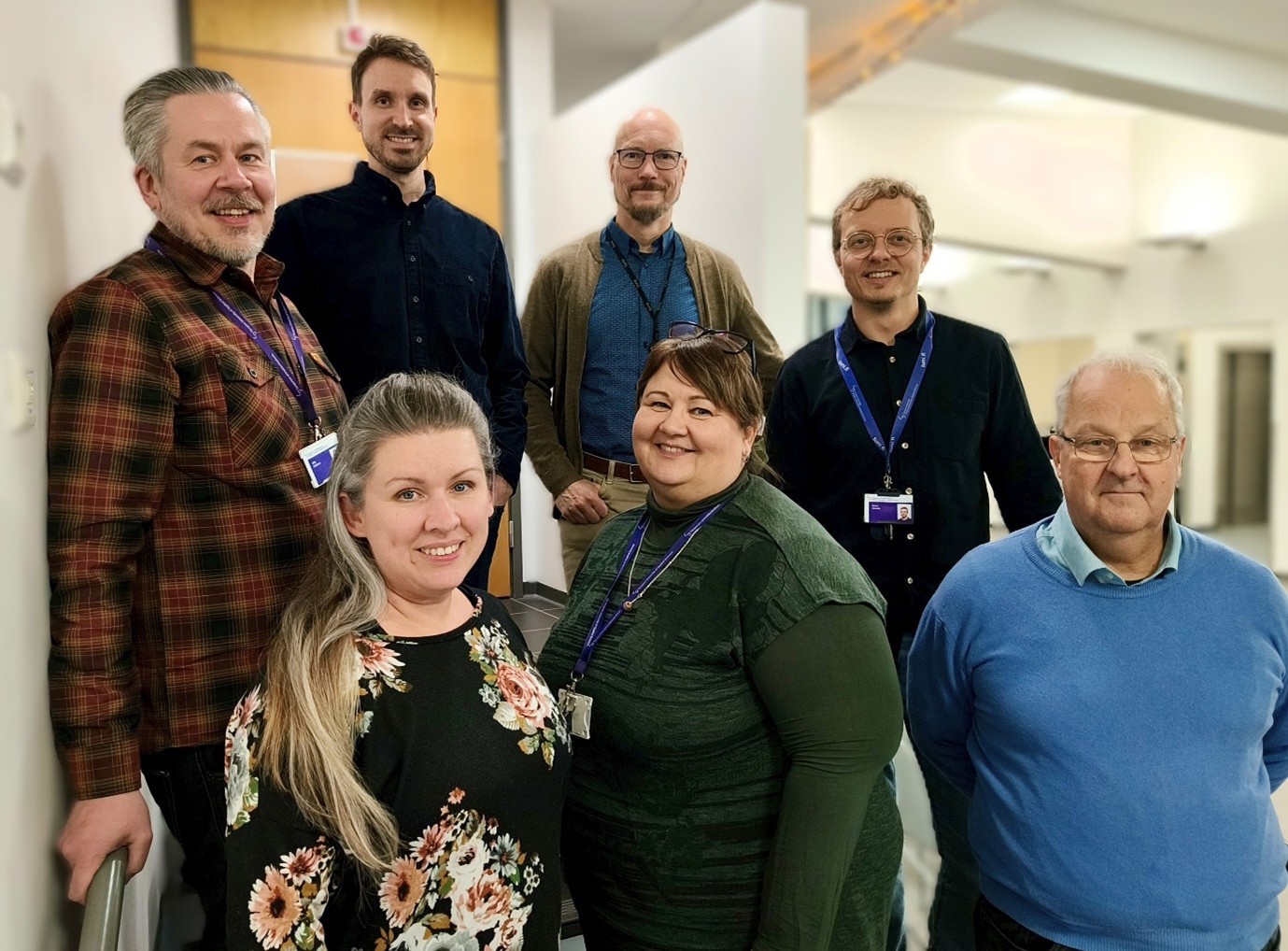 Kuvassa vasemmalta oikealle: Ville Palkinen, Sampo Saari, Sami Suhonen, Henri Annala (takarivi), Leena Katto, Sanna Brauer ja Matti Ruippo (eturivi). (Kuvaaja: Liisa Marttila)