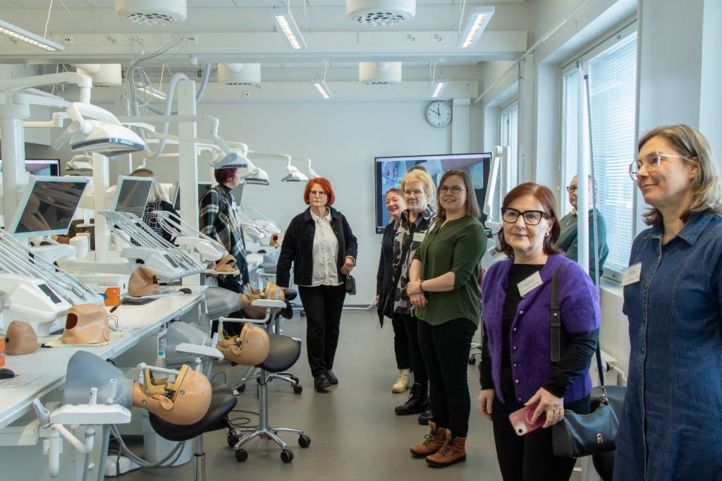 Vastuuopettajat pääsivät tutustumaan syyhygienistikoulutuksen tiloihin.