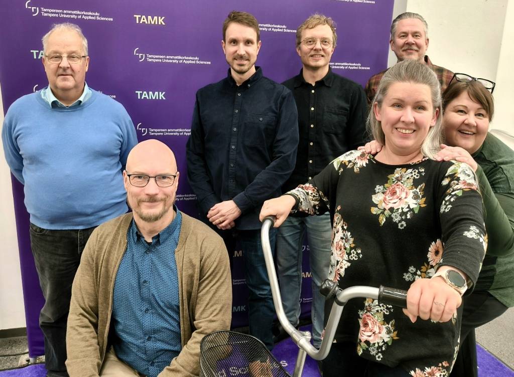 Kuvassa vasemmalta oikealle: Matti Ruippo, Sampo Saari, Henri Annala, Ville Palkinen (takarivi), Sami Suhonen, Leena Katto ja Sanna Brauer (eturivi). (Kuvaaja: Liisa Marttila)