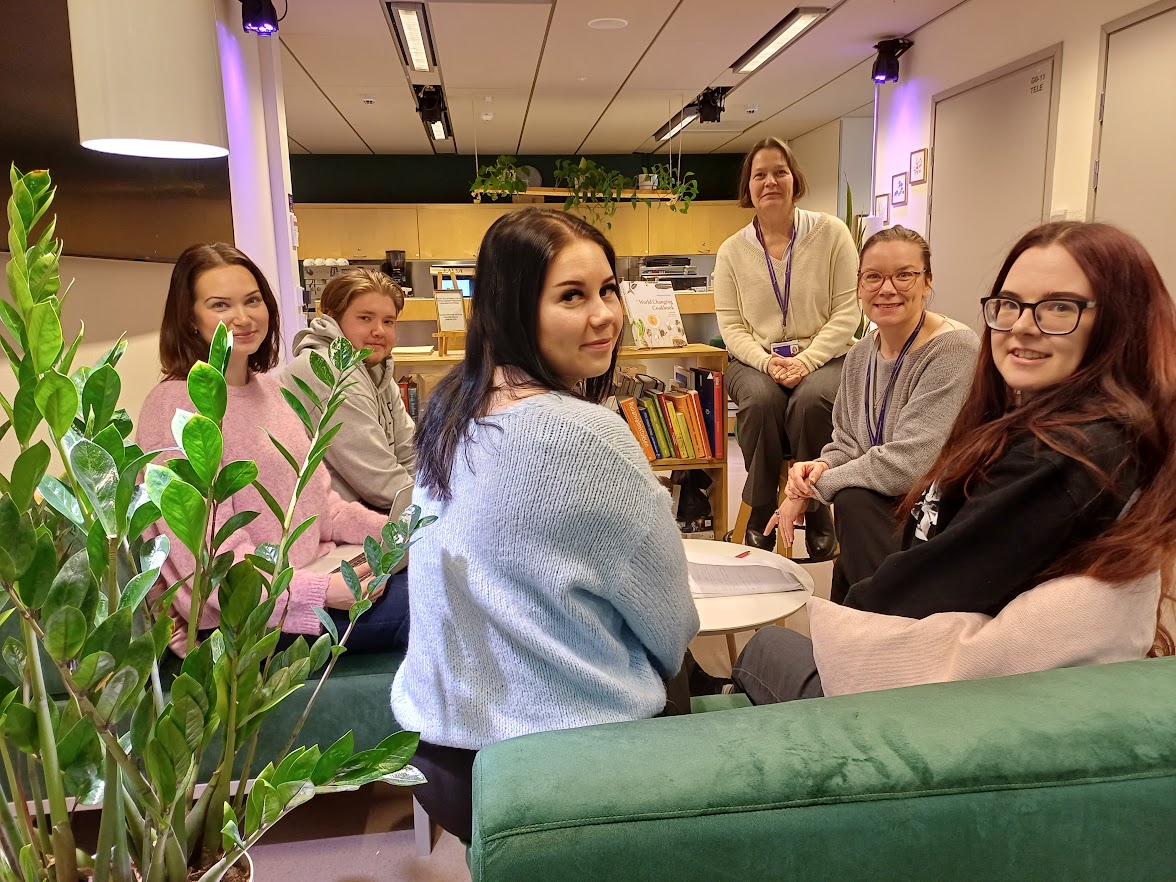 Kuvassa: Hanna Alanen, Alma Kaukonen, Oona Ahonen, Eeti Nummela, Sanna Luoto ja Silja Kostia.