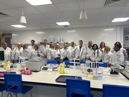 Kokouksiin osallistujien tutustuminen Derbyn yliopiston superlaboratorioon (Bioscience Superlab).