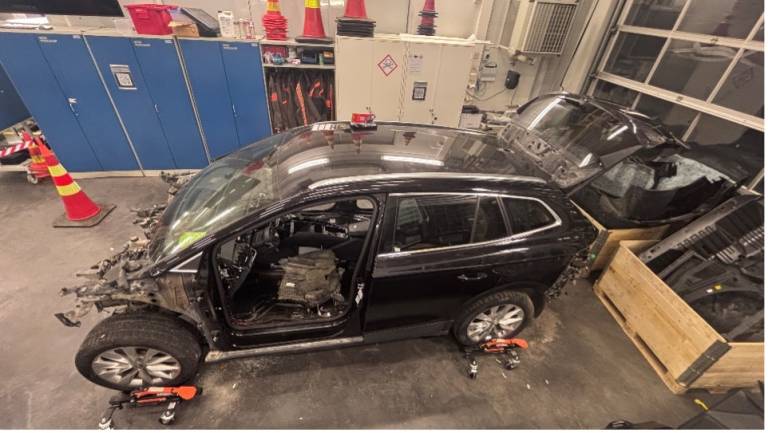 TAMKiin hankitun Skoda Enyaq täyssähköauton purkaminen alkoi tammikuussa 2026 (Kuva: Marko Rantonen, TAMK)