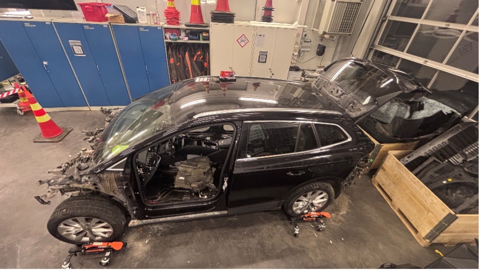 TAMKiin hankitun Skoda Enyaq täyssähköauton purkaminen alkoi tammikuussa 2026 (Kuva: Marko Rantonen, TAMK)