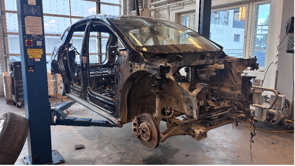 Ajoneuvon purkaminen vaati erityistä tarkkuutta työturvallisuuden ja purkutoimien suunnittelun sekä dokumentoinnin osalta. (Kuva: Marko Rantonen, TAMK)