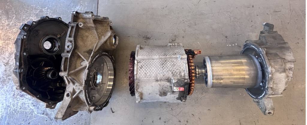 . Yhden opiskelijaryhmän vastuualueena oli ajomoottoriin tutustuminen. (Kuva: Marko Rantonen, TAMK)