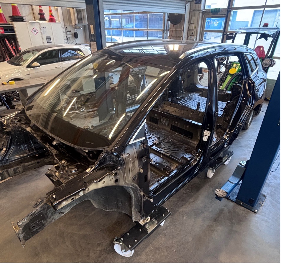 Sähköauton purkaminen on valmis ja kaikki komponentit on irroitettu korista (Kuva: Marko Rantonen, TAMK)