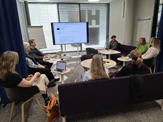 Elämysalan hankkeiden edustajia yhteisessä keskustelussa.