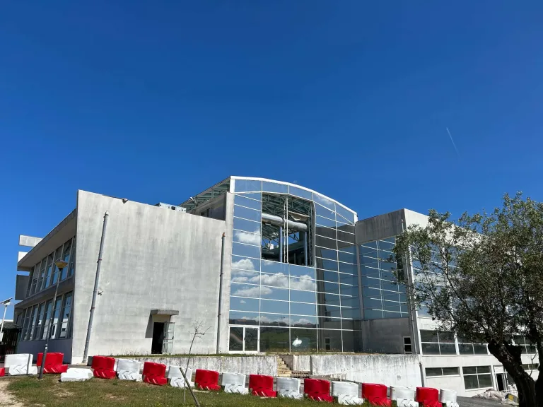 Politécnico de Leirian kirjasto, joka vierailumme aikana oli suljettu, koska juuri edeltävällä viikolla oli ollut myrsky, joka oli rikkonut kirjaston isot ikkunat.