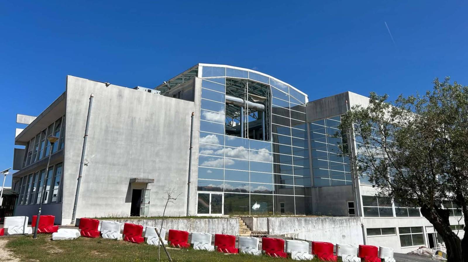 Politécnico de Leirian kirjasto, joka vierailumme aikana oli suljettu, koska juuri edeltävällä viikolla oli ollut myrsky, joka oli rikkonut kirjaston isot ikkunat.